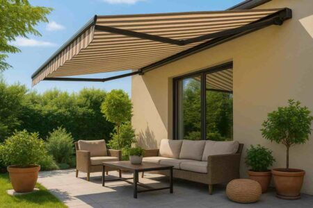 Modern patio with stylish striped markiseteppe awning.