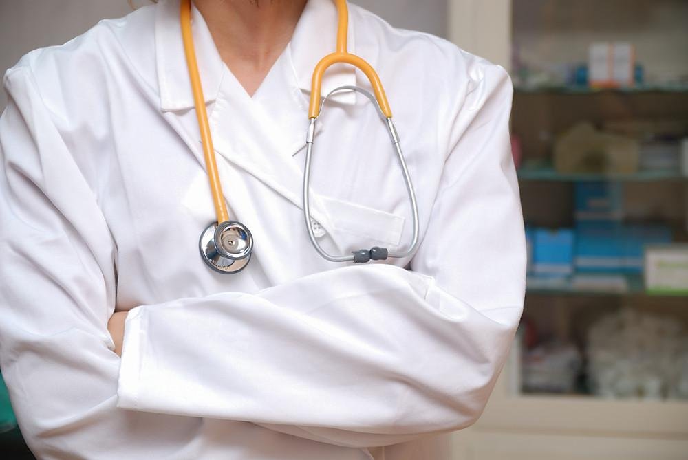 Essential Health Checkups Everyone Should Prioritize Doctor performing an essential health checkup during a routine medical exam